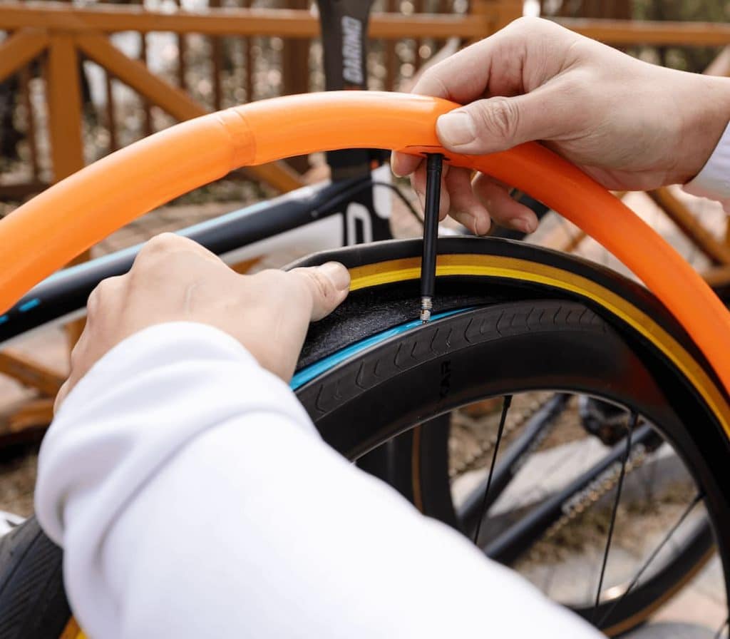 Hướng dẫn lắp ruột xe TPU EXAR 700c vào bánh road bike đúng cách, giúp tránh kẹp ruột, bảo vệ chân van và tối ưu độ bền khi sử dụng.