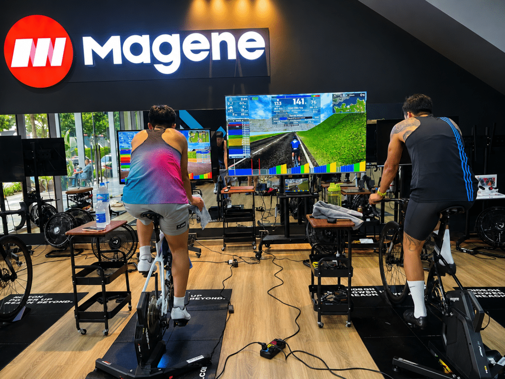 Học viên Gopeaks tập đạp xe trong nhà trên Smart Trainer Magene T600 và T500 với màn hình đường đua ảo