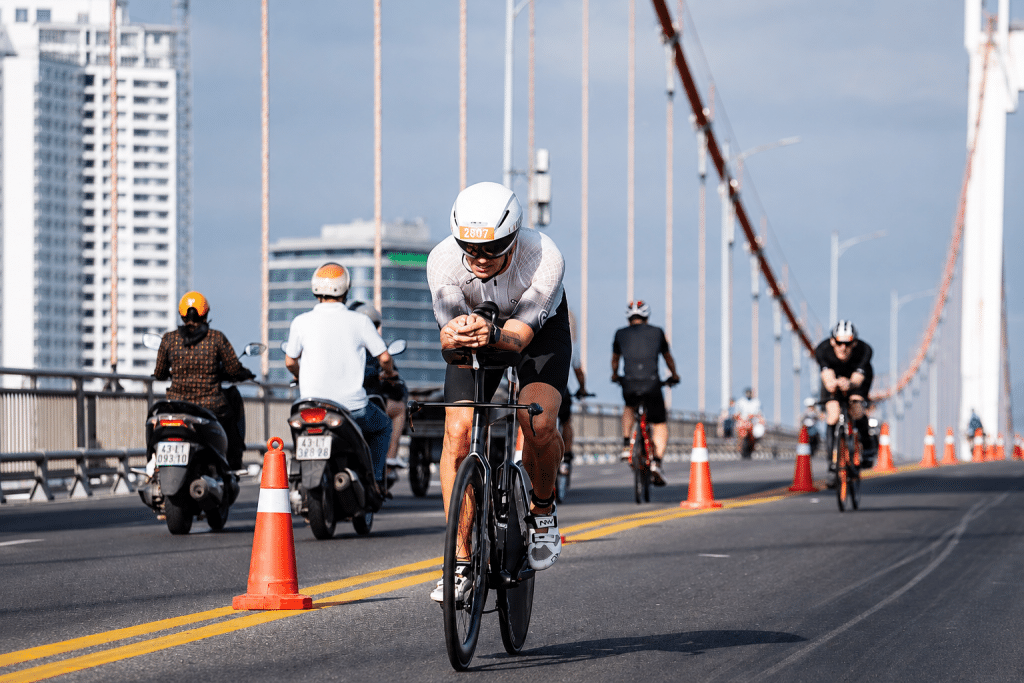 Vận động viên Niklas hoàn thành IRONMAN 70.3 Đà Nẵng sau quá trình luyện tập và thi đấu với hệ sinh thái thiết bị Magene gồm bike computer, power meter, smart trainer, radar đèn hậu và cảm biến nhịp tim.