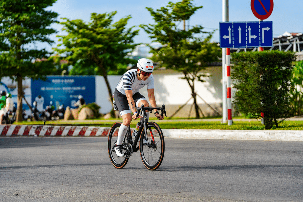 Vận động viên Gopeaks thi đấu Ironman, sử dụng chiến lược đạp xe theo power với bike computer và thiết bị đo lực để kiểm soát cường độ trên đường đua.
